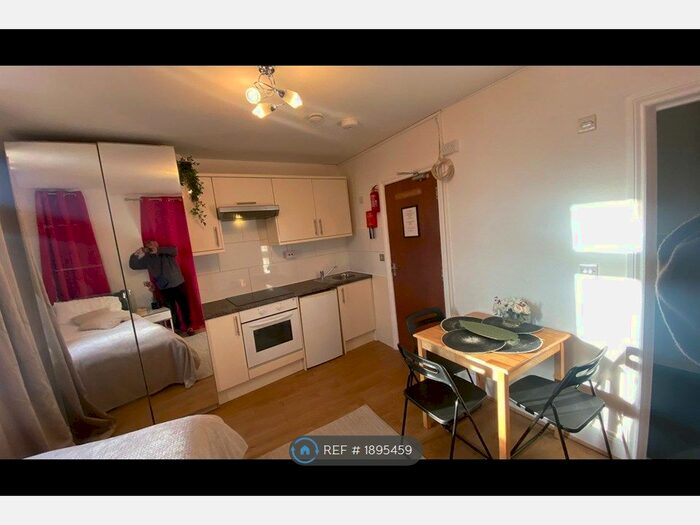 Studio To Rent In Ballards Lane, London, N3