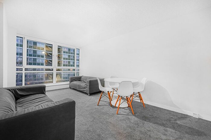 3 Bedroom Flat To Rent In Longland Court, Rolls Road, SE1