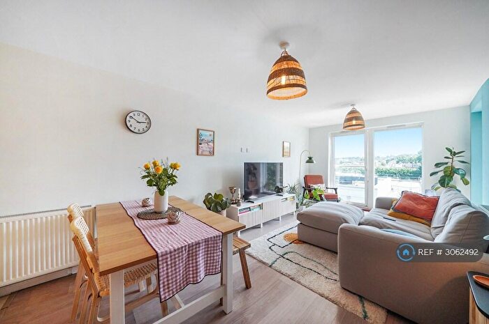 2 Bedroom Flat To Rent In Fuller Court, London, N8