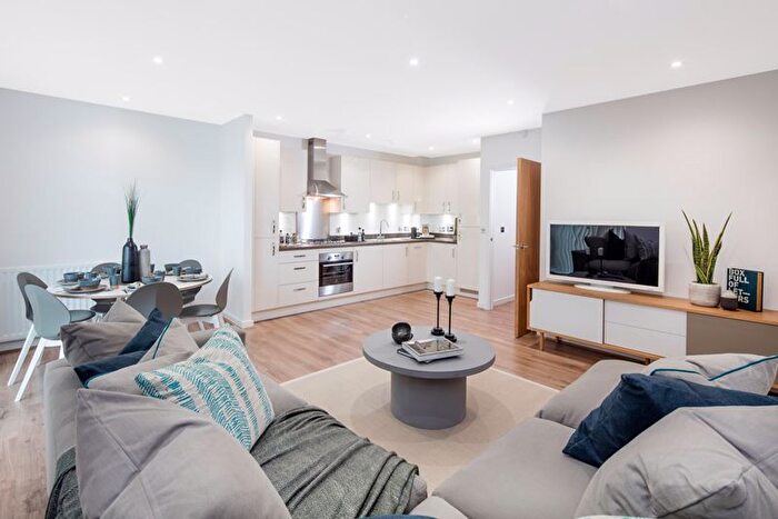 3 Bedroom Flat To Rent In Mallards Road, Barking, IG11
