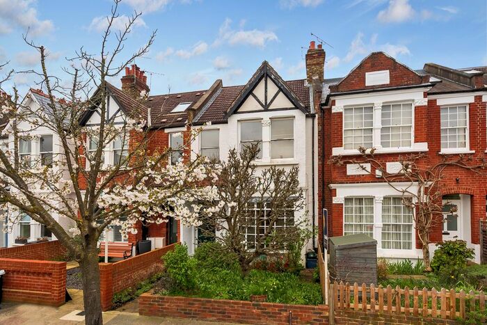 2 Bedroom Flat To Rent In Pagoda Avenue, Richmond, TW9