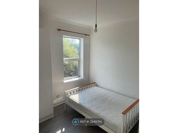 Studio To Rent In Bowes Road, London, N13
