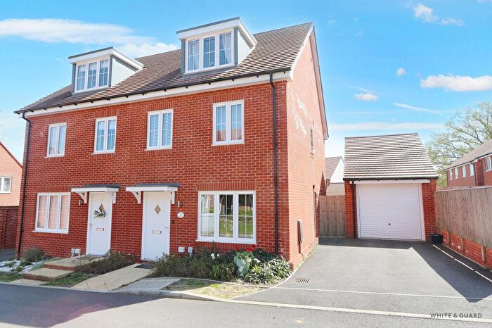 3 Bedroom Town House For Sale In Sunningdale Close, Botley, SO32
