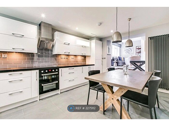 3 Bedroom Flat To Rent In Rostrevor Mews, London, SW6
