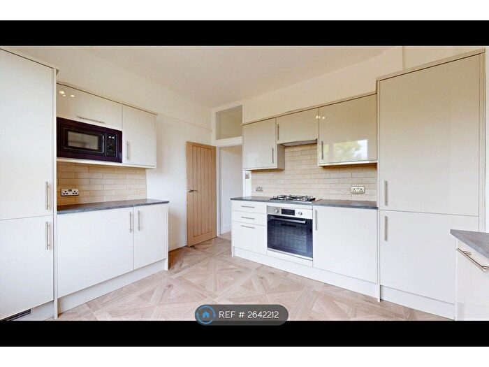 2 Bedroom Flat To Rent In Greenham Road, London, N10