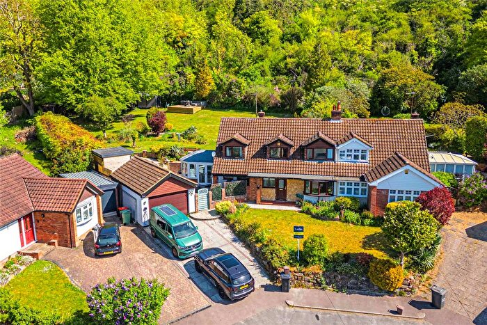 3 Bedroom Semi-detached House For Sale In Castle Close, Totternhoe, Central Bedfordshire, LU6