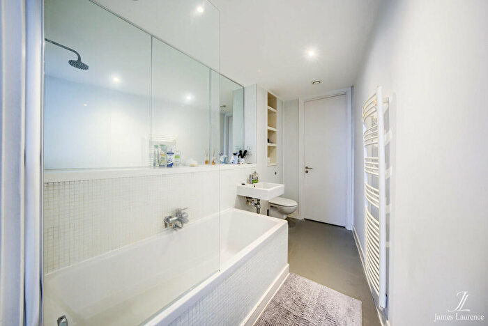 2 Bedroom Apartment To Rent In The Rotunda, New Street, Birmingham, B2