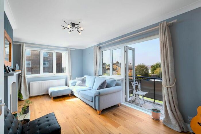 2 Bedroom Flat To Rent In Hilltop View, Woodford Green, IG8