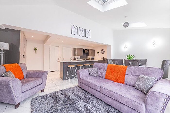 4 Bedroom Semi-detached House For Sale In Hunters Road, Leyland, PR25