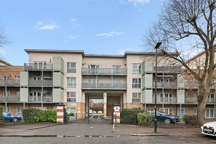 2 Bedroom Flat For Sale In Smoothfield Court, Hibernia Road, Hounslow, TW3