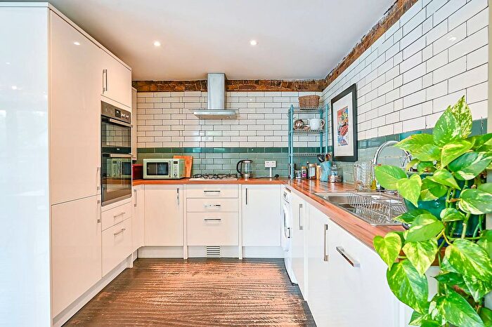 3 Bedroom Flat For Sale In Clifden Road, Brentford, TW8