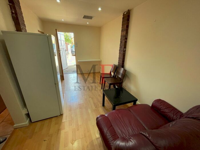 1 Bedroom Flat To Rent In Sutton Road, Heston, TW5