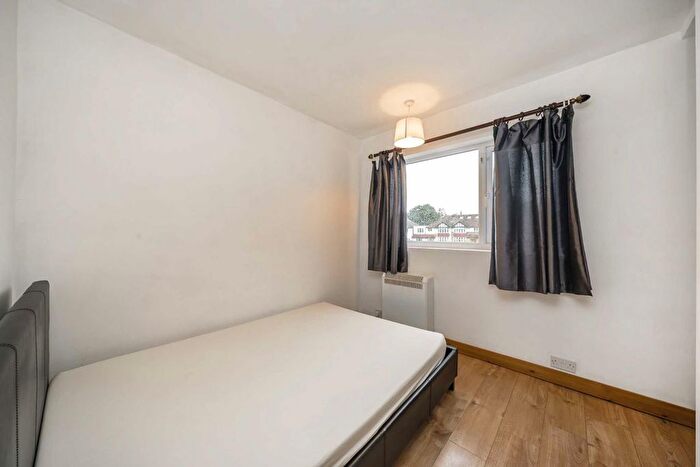 3 Bedroom Flat To Rent In Robin Hood Way, London, SW15