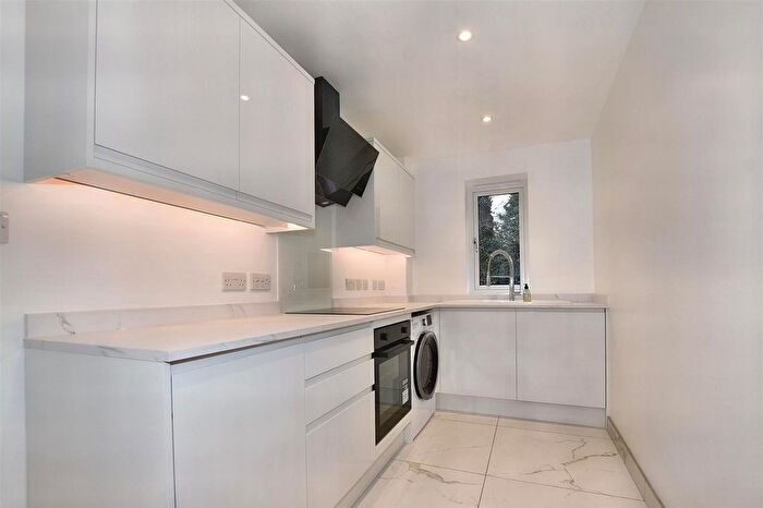 2 Bedroom Flat To Rent In Makepeace Road, London, E11