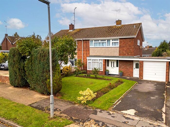 3 Bedroom Semi-Detached House For Sale In Malvern Road, Aylesbury, HP20