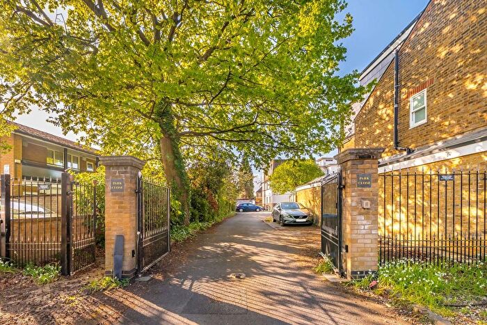 2 Bedroom Flat For Sale In Park Close, Kingston Upon Thames, KT2