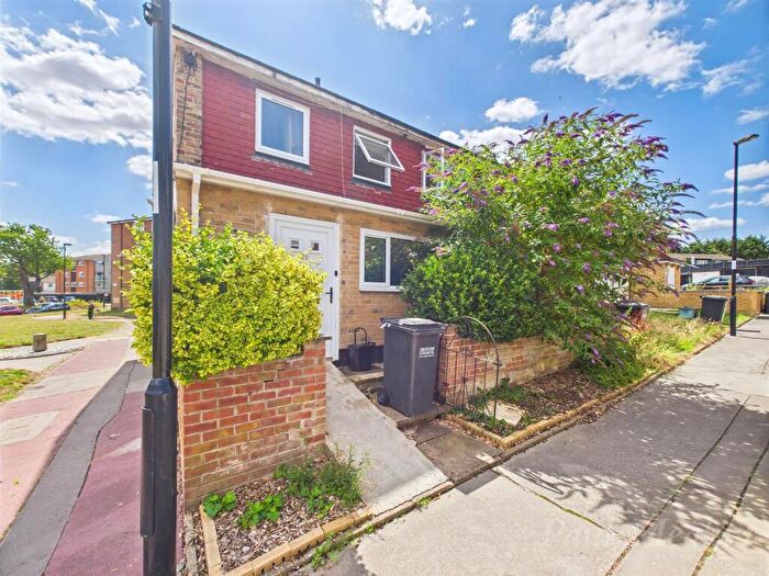 6 Bedroom End Of Terrace House For Sale In The Lindens, New Addington, CR0