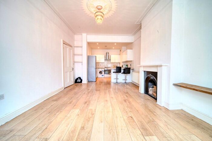 3 Bedroom Apartment To Rent In Finchley Road, Childs Hill, NW2
