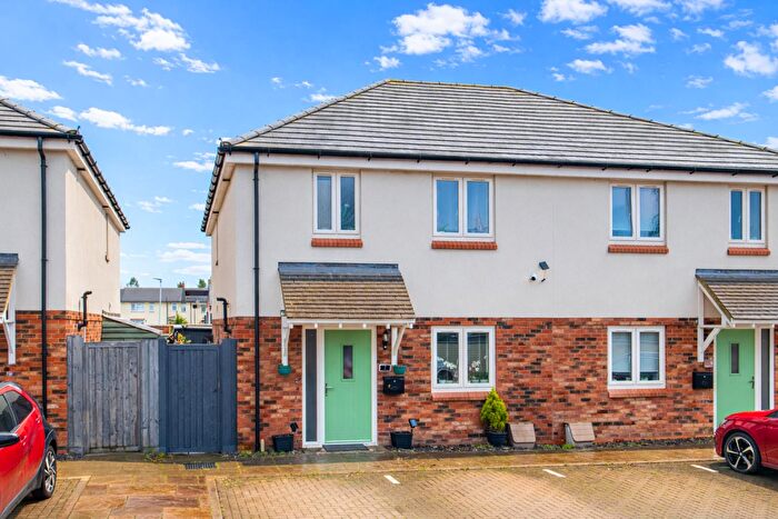 3 Bedroom Semi Detached House For Sale In Ferndale Close, Finedon, NN9