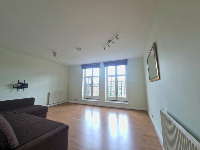 2 Bedroom Flat To Rent In Corringway, London, NW11