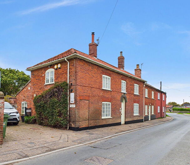 4 Bedroom Semi-Detached House For Sale In Dereham Road, Hingham, Norwich, NR9