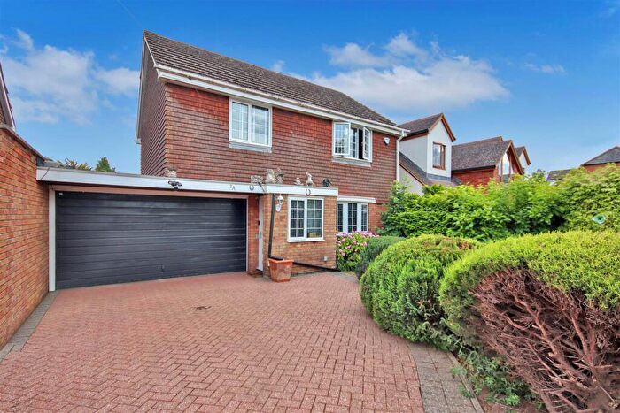 4 Bedroom Detached House For Sale In Avenue Road, Rushden, Northants, NN10