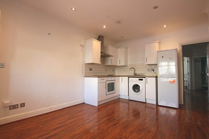 2 Bedroom Flat To Rent In Villiers Road, Willesden, London, NW2