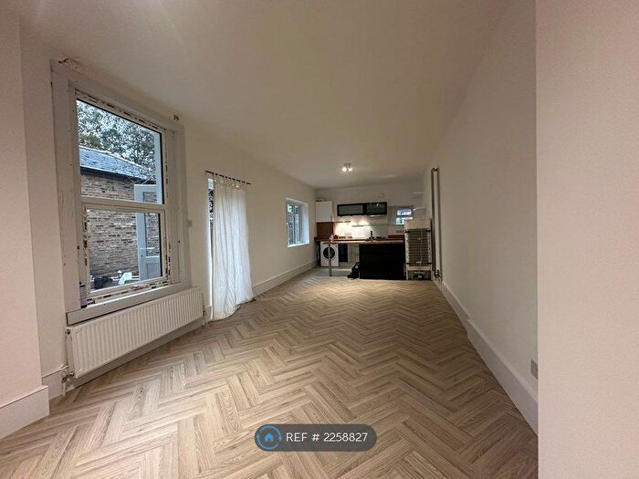 2 Bedroom Flat To Rent In Bedford Hill, London, SW12