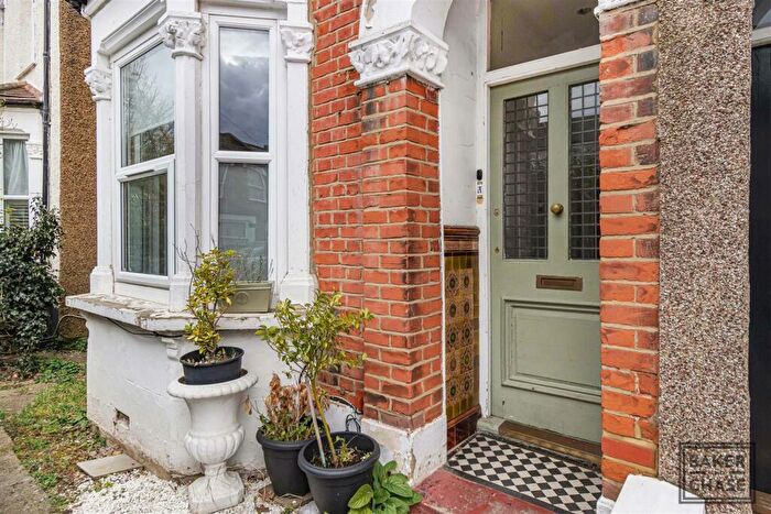 2 Bedroom Flat To Rent In Fotheringham Road, Enfield, EN1