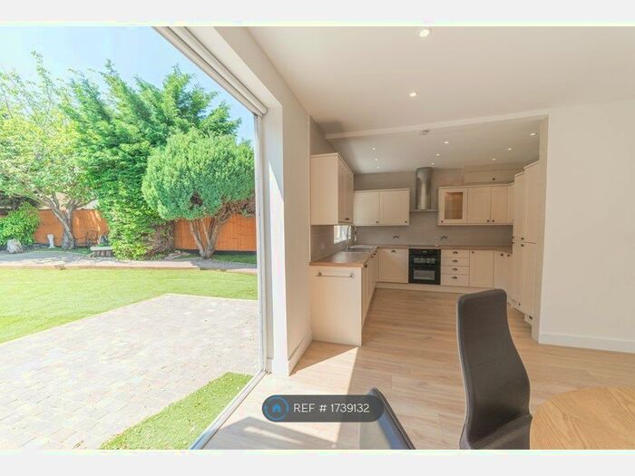 3 Bedroom Bungalow To Rent In Harold Wood, Harold Wood, RM3