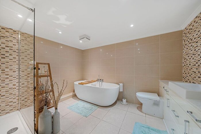 3 Bedroom Flat For Sale In Upper Tollington Park, London, N4