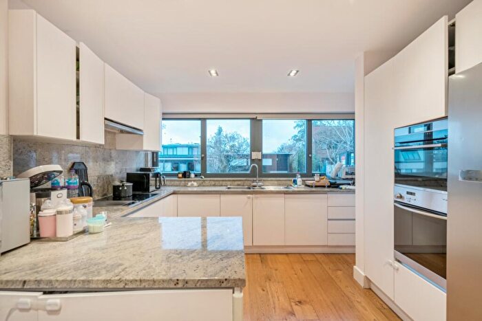 5 Bedroom Detached House To Rent In Golders Park Close, NW11