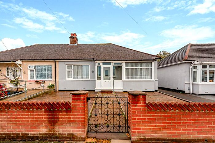 3 Bedroom Bungalow For Sale In Powys Close, Bexleyheath, Kent, DA7
