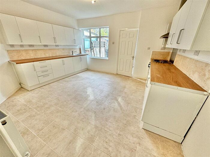 3 Bedroom Terraced House For Sale In Chiltern Road, Dunstable, LU6