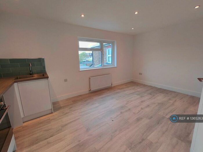 2 Bedroom Flat To Rent In Turners Hill, Cheshunt, Waltham Cross, EN8