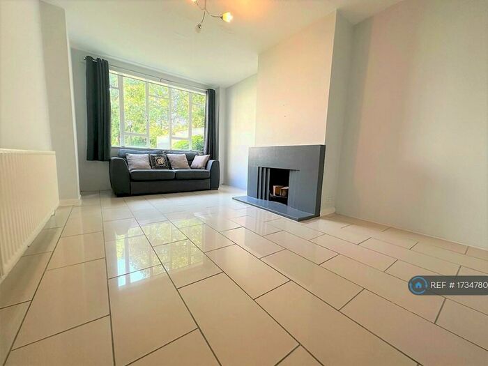 3 Bedroom Flat To Rent In Thurleigh Court, London, SW12