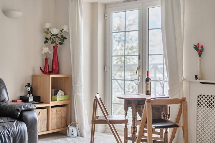 2 Bedroom Flat For Sale In York Road, Netley Abbey, SO31