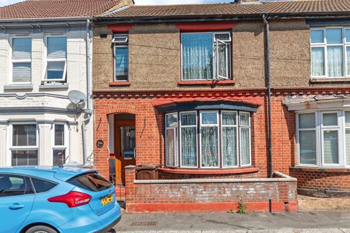 3 Bedroom Semi-Detached House For Sale In Gordon Road, Gillingham, Kent, ME7