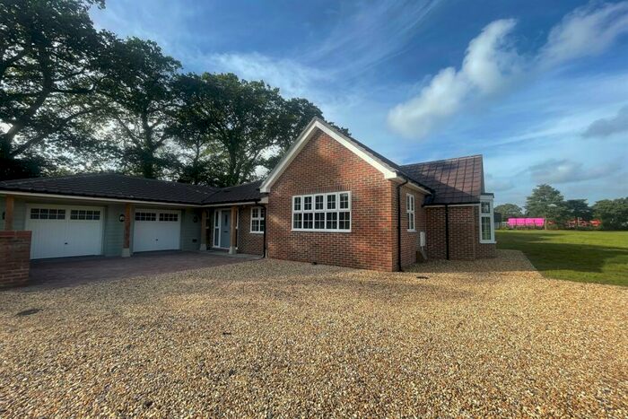 4 Bedroom Detached Bungalow To Rent In Ringwood, BH24