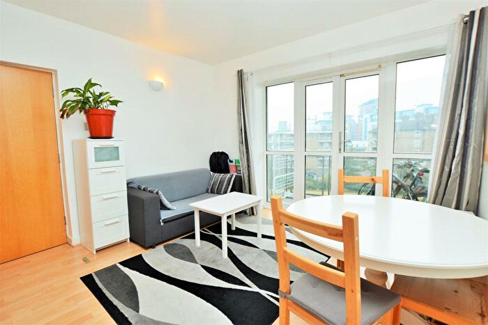 1 Bedroom Apartment To Rent In Jetty Court, Old Bellgate Place, E14