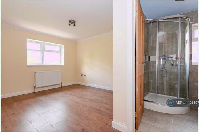 3 Bedroom Semi-Detached House To Rent In The Yard, Ayelsbury, HP21