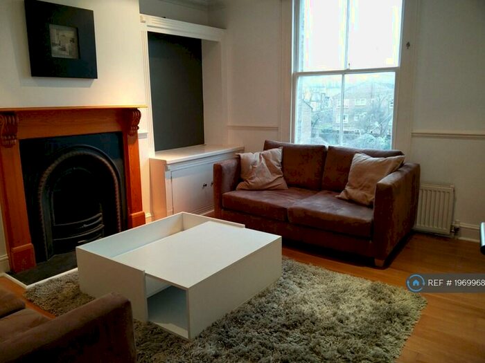 2 Bedroom Flat To Rent In Cairns Road, London, SW11