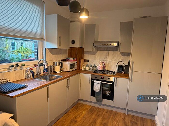 3 Bedroom Flat To Rent In Mapledene Estate, Hackney, E8