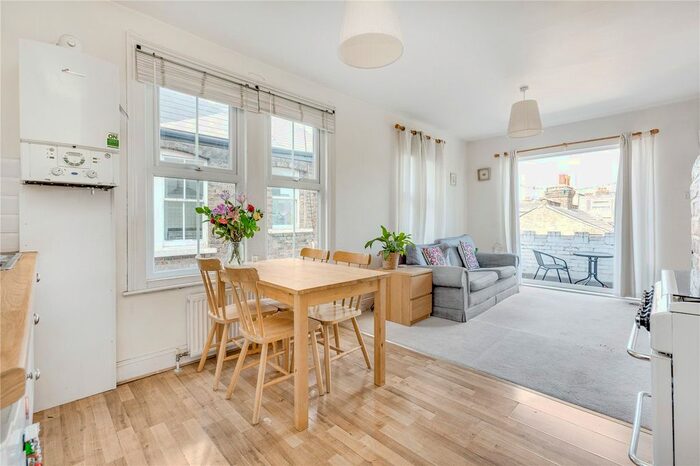 2 Bedroom Flat To Rent In Newlands Terrace, Queenstown Road, SW8