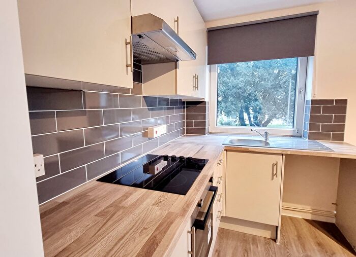 3 Bedroom Flat To Rent In Wanborough Drive, London, SW15