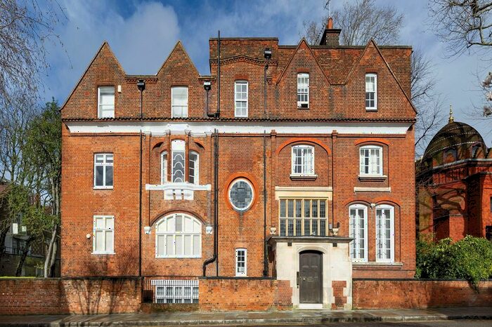 3 Bedroom Flat To Rent In Holland Park Road, Kensington, W14