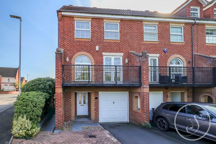 4 Bedroom Town House To Rent In Stoneleigh Lane, Leeds, LS17
