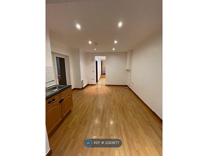 2 Bedroom Flat To Rent In A, London, SW17