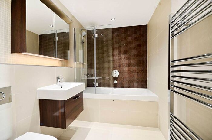 3 Bedroom Flat To Rent In Camden Road, Camden Town, London, NW1