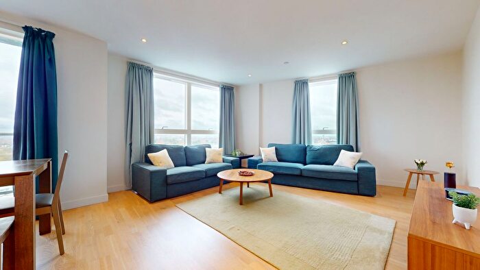 3 Bedroom Flat To Rent In Hyperion Tower, Pump House Crescent, Brentford, TW8